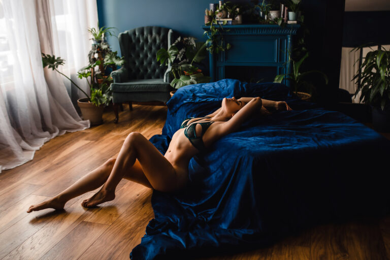 bed pose boudoir