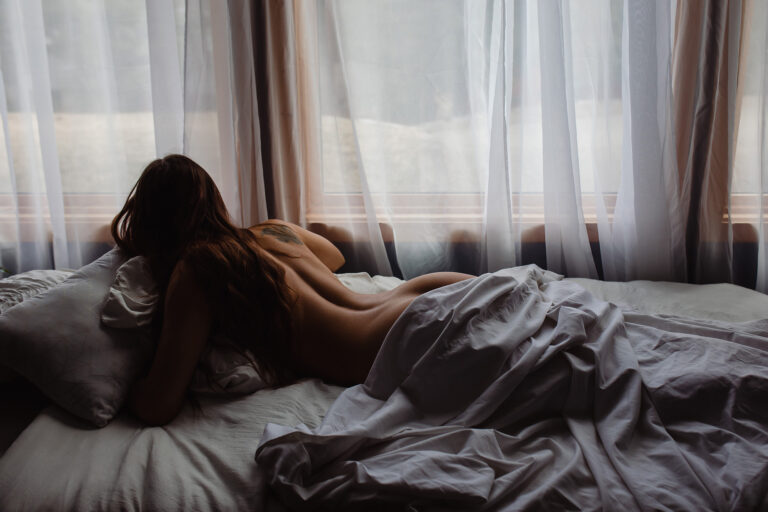 nude-self-portrait-white-sheets